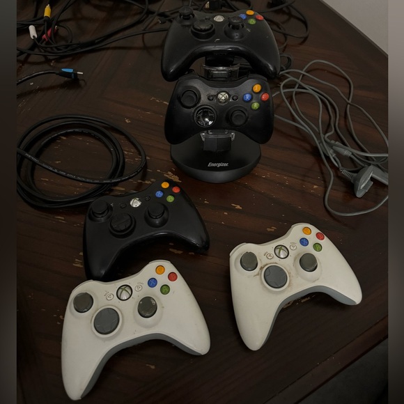 Xbox 360 S With Kinect, Energizer controller stand, and 5 controllers - Picture 5 of 7
